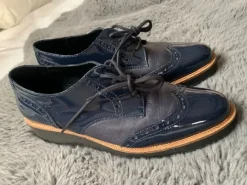 Schnürschuhe. Echtes Leder und Lackleder.