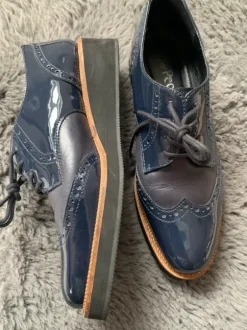 Schnürschuhe. Echtes Leder und Lackleder.
