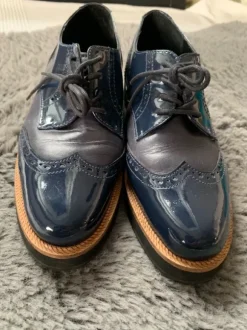 Schnürschuhe. Echtes Leder und Lackleder.