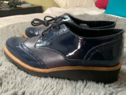 Schnürschuhe. Echtes Leder und Lackleder.