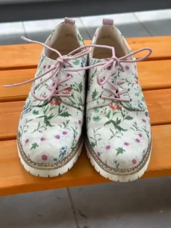 Schnürschuhe geblühmt