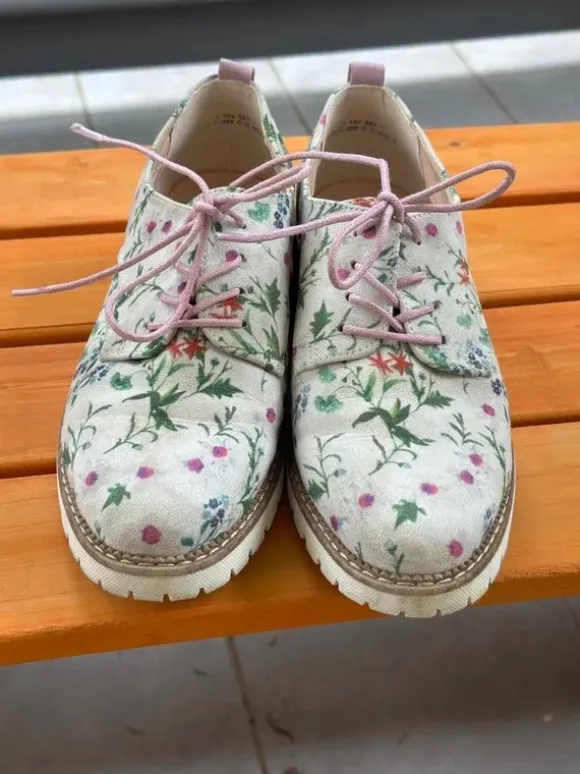 Schnürschuhe geblühmt