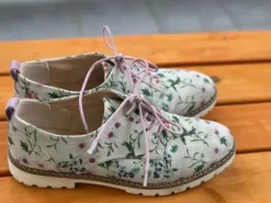 Schnürschuhe geblühmt