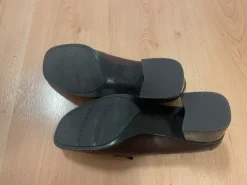 Schoen met brede hak