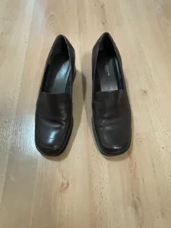 Schoen met brede hak