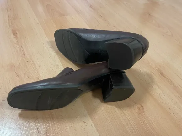 Schoen met brede hak