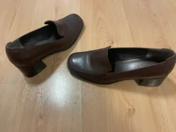 Schoen met brede hak