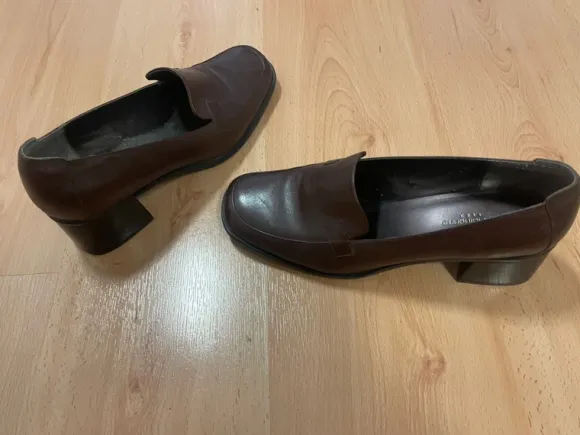 Schoen met brede hak
