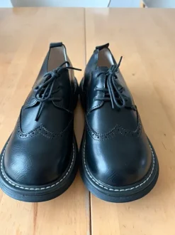 Schoen met brede neus