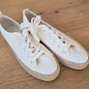 Schuhe mit Lochstickerei