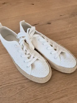 Schuhe mit Lochstickerei