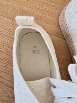 Schuhe mit Lochstickerei