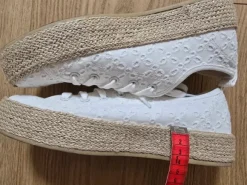 Schuhe mit Lochstickerei
