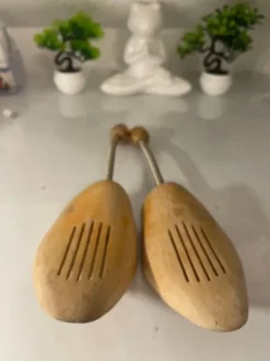 Schuhspanner aus Holz mit Feder
