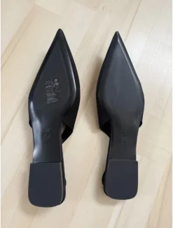 Schwarz / gerippte Slingbacks