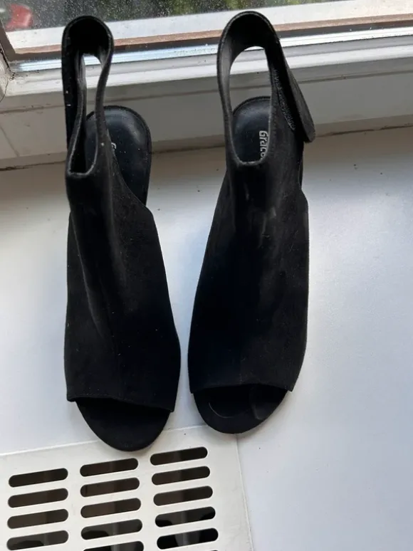 schwarze Absatzschuhe