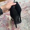 Schwarze Absatzschuhe