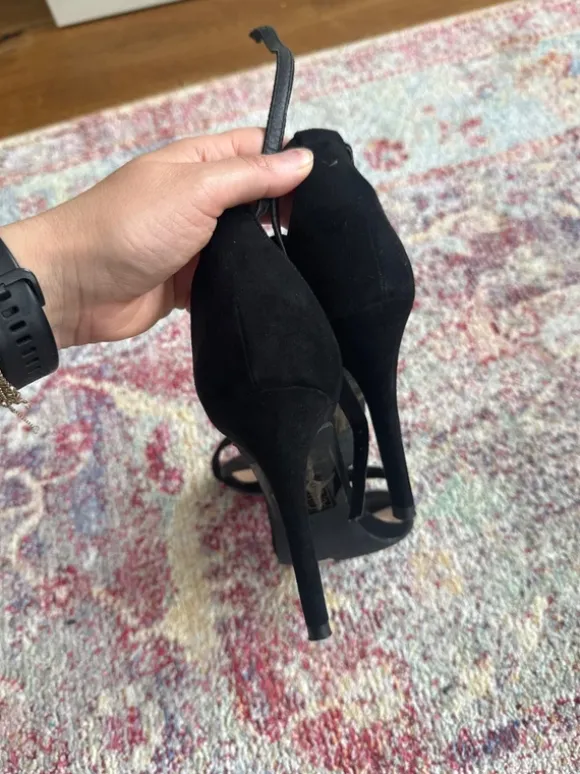 Schwarze Absatzschuhe