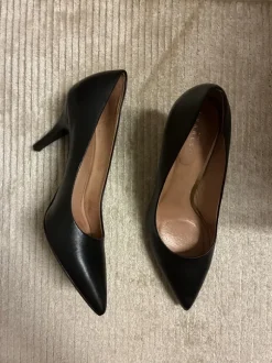 Schwarze Absatzschuhe spitz