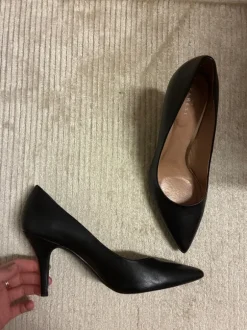 Schwarze Absatzschuhe spitz