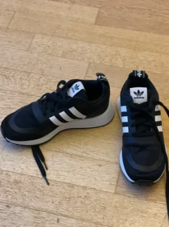 Schwarze Adidas Multix J G55537