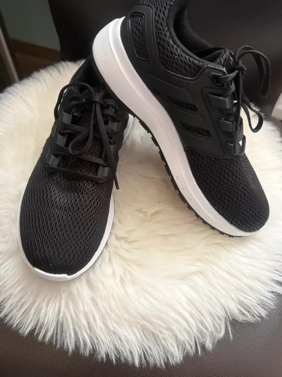 Schwarze Adidas Sportschuhe / Sneaker – kaum getragen – sehr bequem