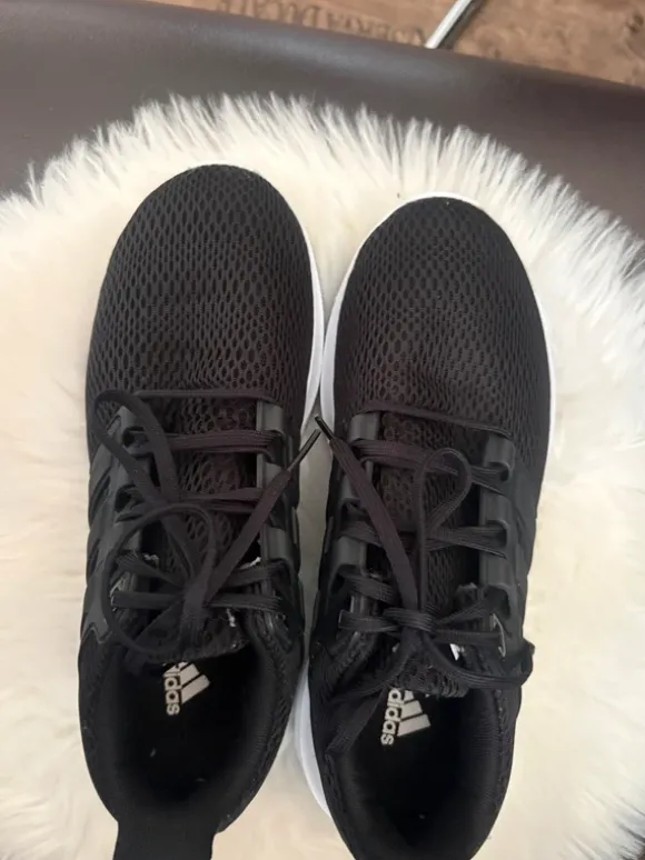 Schwarze Adidas Sportschuhe / Sneaker – kaum getragen – sehr bequem