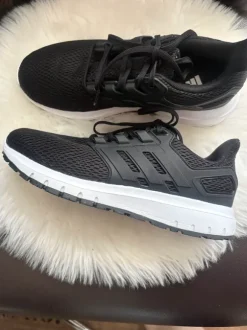 Schwarze Adidas Sportschuhe / Sneaker – kaum getragen – sehr bequem