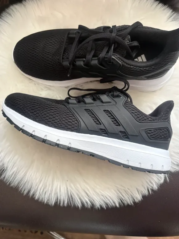 Schwarze Adidas Sportschuhe / Sneaker – kaum getragen – sehr bequem