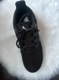 Schwarze Adidas Sportschuhe / Sneaker – kaum getragen – sehr bequem