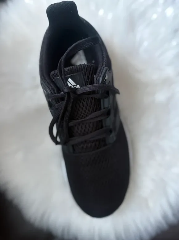 Schwarze Adidas Sportschuhe / Sneaker – kaum getragen – sehr bequem