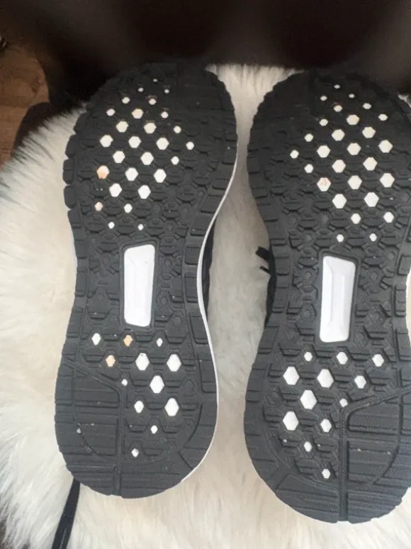 Schwarze Adidas Sportschuhe / Sneaker – kaum getragen – sehr bequem