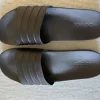 Schwarze Adiletten