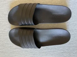 Schwarze Adiletten