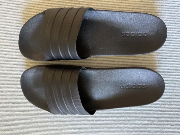 Schwarze Adiletten