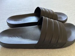 Schwarze Adiletten