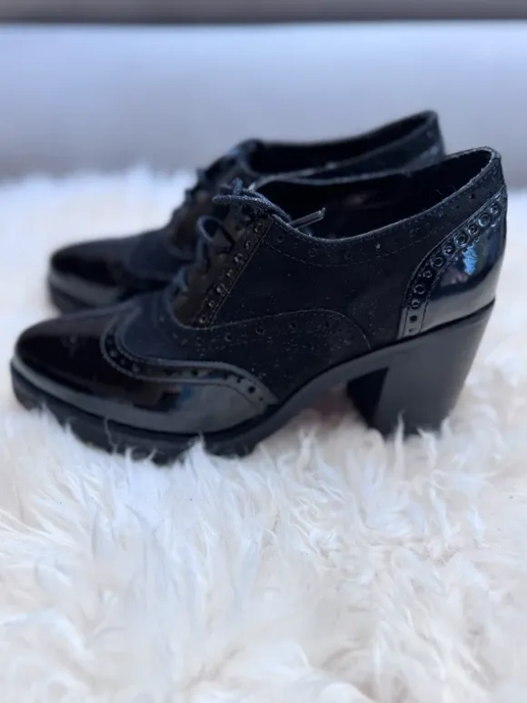Schwarze Brogue Pumps / Schnürschuhe Größe 36