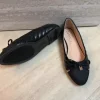 Schwarze Carvela Ballerinas mit Schleife & Golddetails