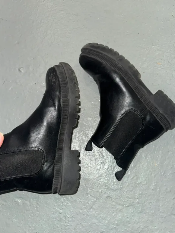 Schwarze Chelsea Boots mit Profilsohle