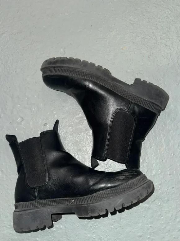 Schwarze Chelsea Boots mit Profilsohle