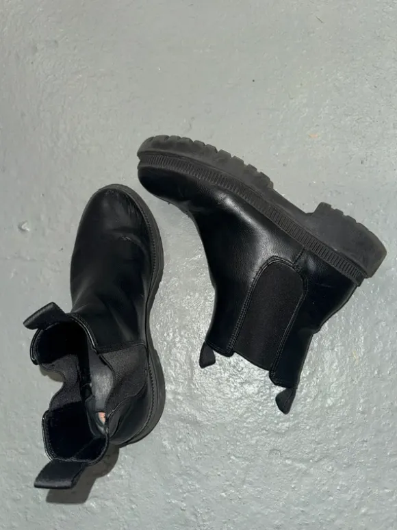 Schwarze Chelsea Boots mit Profilsohle
