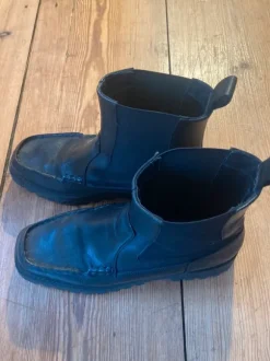 Schwarze eckige Boots