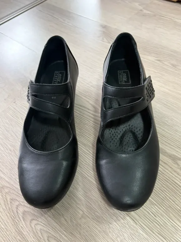 Schwarze elegante Halbschuhe