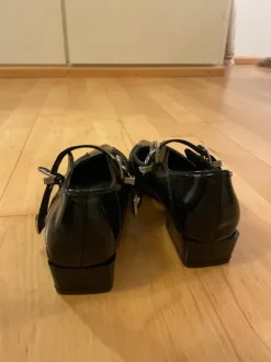 schwarze flache Stiefel/ Ballerinas Vintage Style