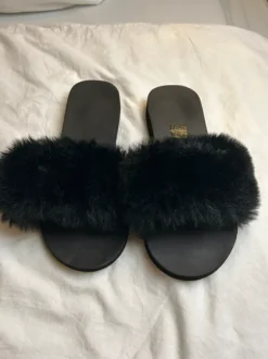 schwarze flauschige Pantoletten 40/41