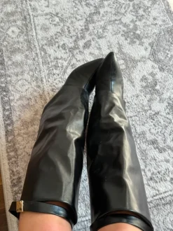 Schwarze Fold-over-Stiefel