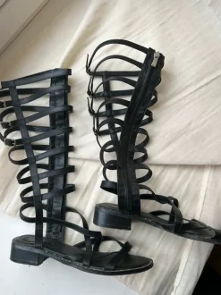 Schwarze Gladiator Sandalen kniehoch – Römersandalen