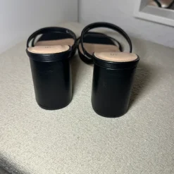 Schwarze Heels