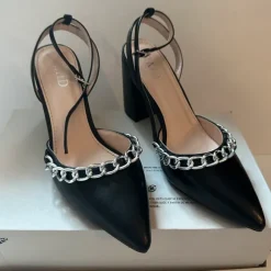 Schwarze High Heels mit Ketten-Detail