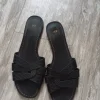 Schwarze H&M Pantolette mit Krokomuster